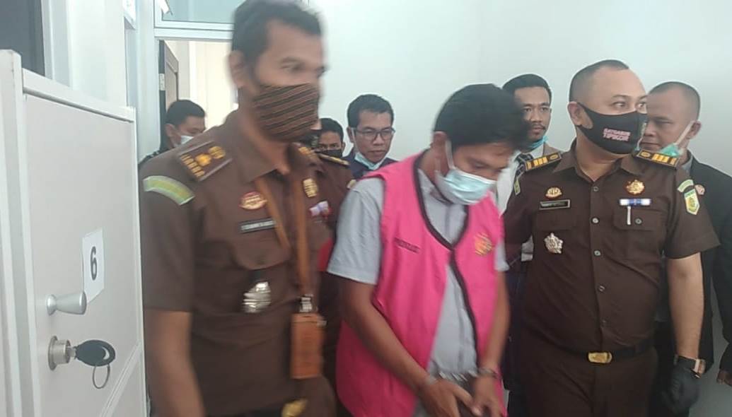 Kejari Pelalawan lakukan penahanan terhadap tersangka Korupsi PD Tuah Sekata