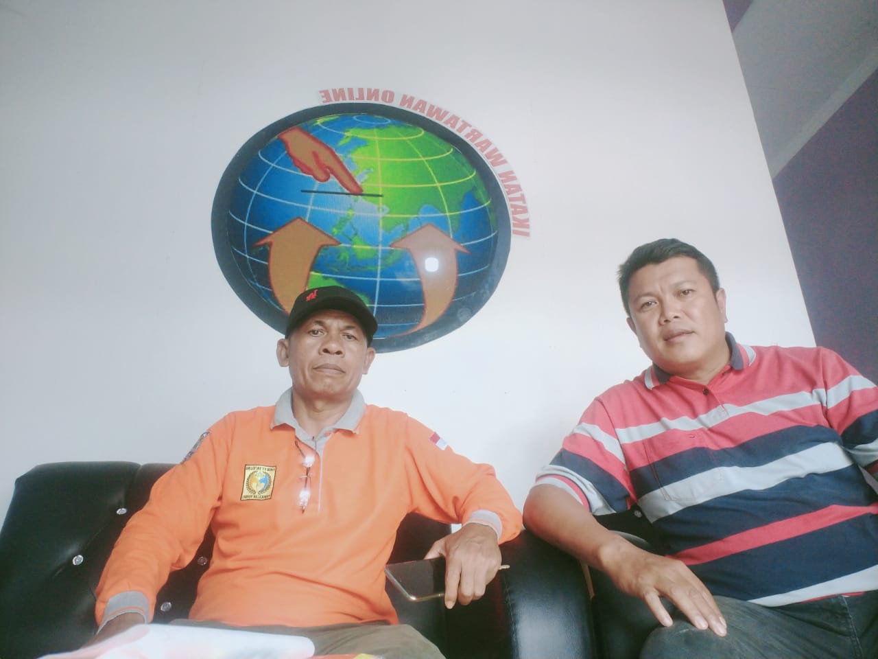 Ketua RT RW dan Kaling Pangkalan Kerinci, Asiruddin didampingi Koordinator Humas, Agusman saat berada di Kantor IWO Pelalawan