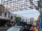 Proses-pembongkaran-papan-reklame-bando-di-Jalan-Veteran-Kota-Blitar.jpg