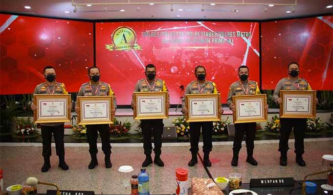 kapolres-malang-saat-terima-penghargaan.jpg