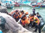 proses-evakuasi-remaja-tewas-tenggelam-di-laut-garut_169.jpeg