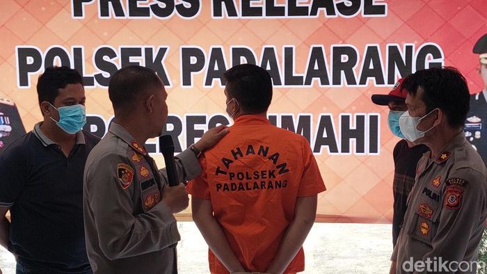tersangka-penyiraman-air-keras-dihadirkan-di-polsek-padalarang_169.jpeg