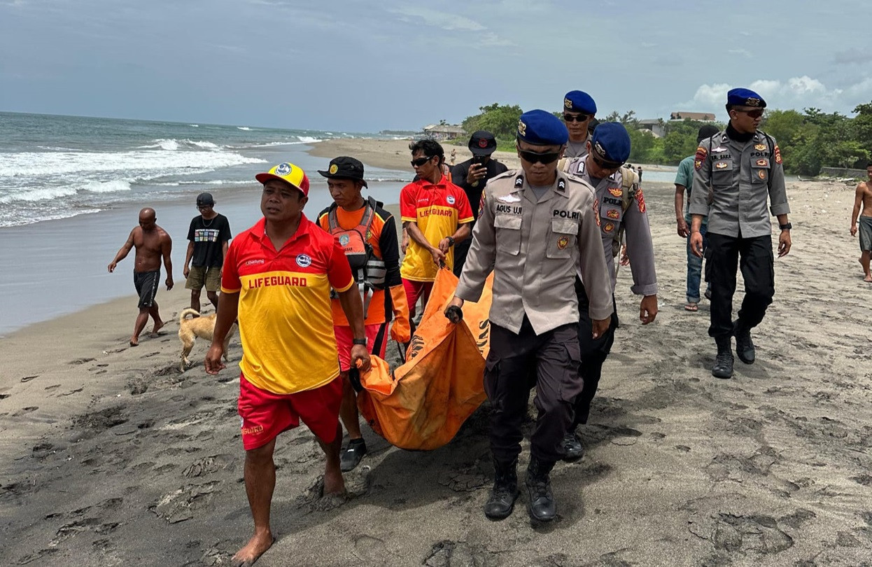 tim-sar-gabungan-mengevakuasi-jenazah-rofiki-korban-terseret-rsdx.jpg