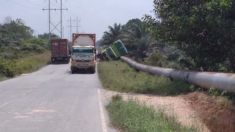 truk-terguling-siak.jpg