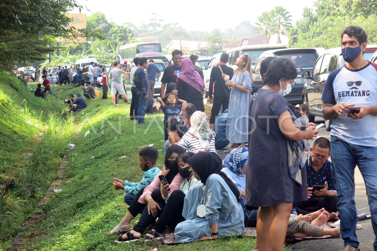 wisatawan-terjebak-kemacetan-di-jalur-puncak-bogor-zn6t-dom.jpg