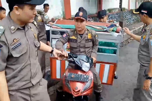 GUNAKAN-TROTOAR-SATPOL-PP-PANDEGLANG-TERTIBKAN-PKL-DI-JALAN-PROTOKOL.jpg