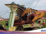 gerbang-pesantren-di-kolaka-ditabrak-truk-yang-membawa-ekskavator_169.jpeg