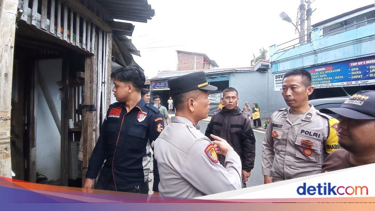 polisi-saat-mengamankan-lokasi-penggerebekan-kakek-cabul-sesama-jenis-1759913389778_169.jpeg