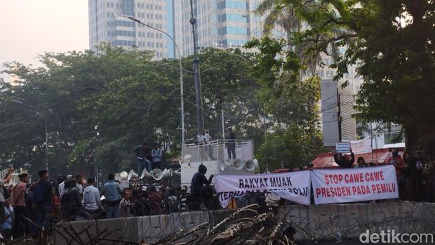 sejumlah-orang-menggelar-aksi-demonstrasi-di-kawasan-patung-kuda-jakarta-pusat-demonstrasi-diwarnai-aksi-pelemparan-batu-dan-p_169.jpeg